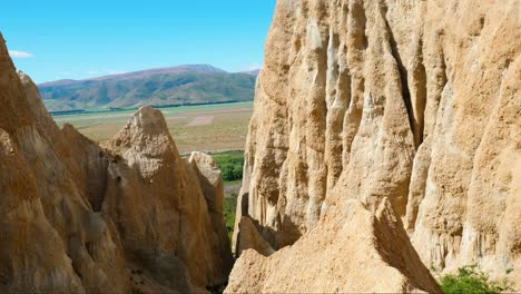 Panorama-De-Los-Acantilados-De-Arcilla:-Telón-De-Fondo-De-Colinas-En-Un-Cautivador-Metraje-De-Archivo