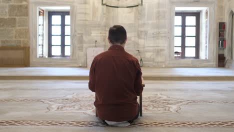 hombre rezando en la mezquita