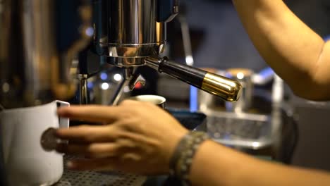 Professioneller-Barista-Bereitet-Kaffeespezialitäten-Zu-Und-Bereitet-Sich-Auf-Die-Zubereitung-Eines-Espresso-Shots-Vor