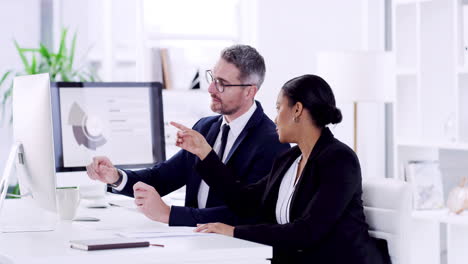 hombres de negocios discutiendo datos en la oficina moderna