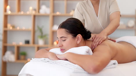 masaje, zen y relajación cliente en el spa de belleza