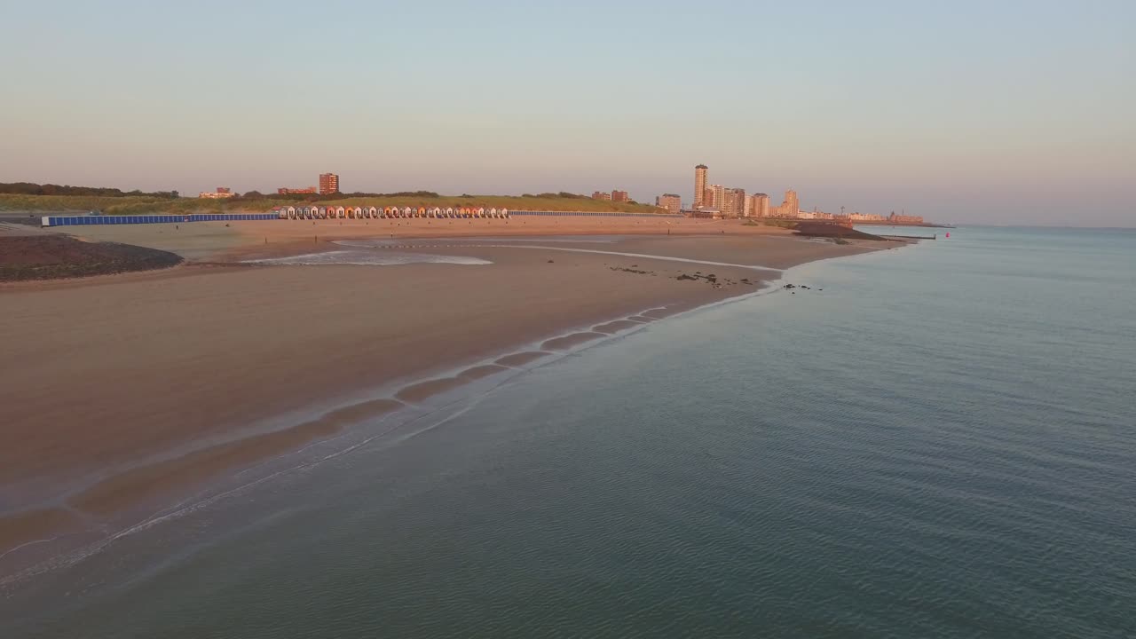 Luftfoto: Boulevarden, stranden og byen Vlissingen ved solnedgang