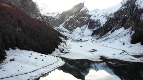 Luftüberführung-über-Den-Seealpsee-In-Appenzell,-Schweiz-Im-Winter-Mit-Schnee-Und-Einer-Spiegelung-Der-Alpsteingipfel-Auf-Dem-See---4k