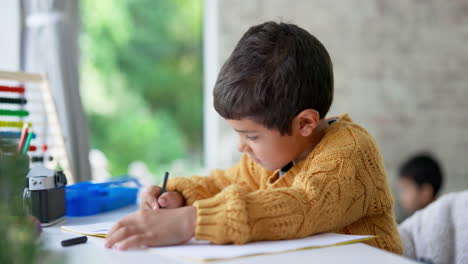 Pensamiento-En-Casa,-Niño-Y-Estudiante