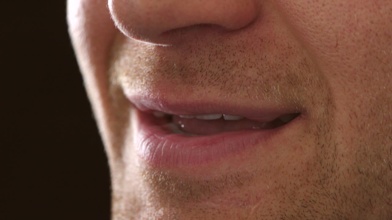 рот застенчивого человека, дающего нервный