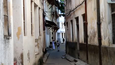 Escena-Típica-De-La-Ciudad-De-Piedra-De-Zanzíbar-De-Niños-Musulmanes-En-Calles-Estrechas,-Estático