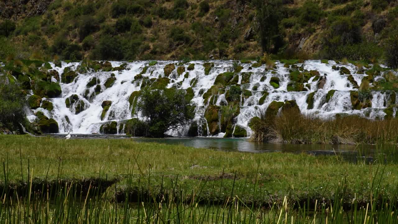 una cascada en las montañas de peru
