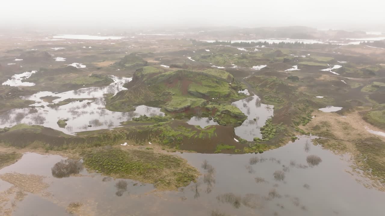 vista aérea del paisaje de los cráteres de raudholar, las colinas rojas, formaciones geológicas de rocas volcánicas, en islandia en un día nublado