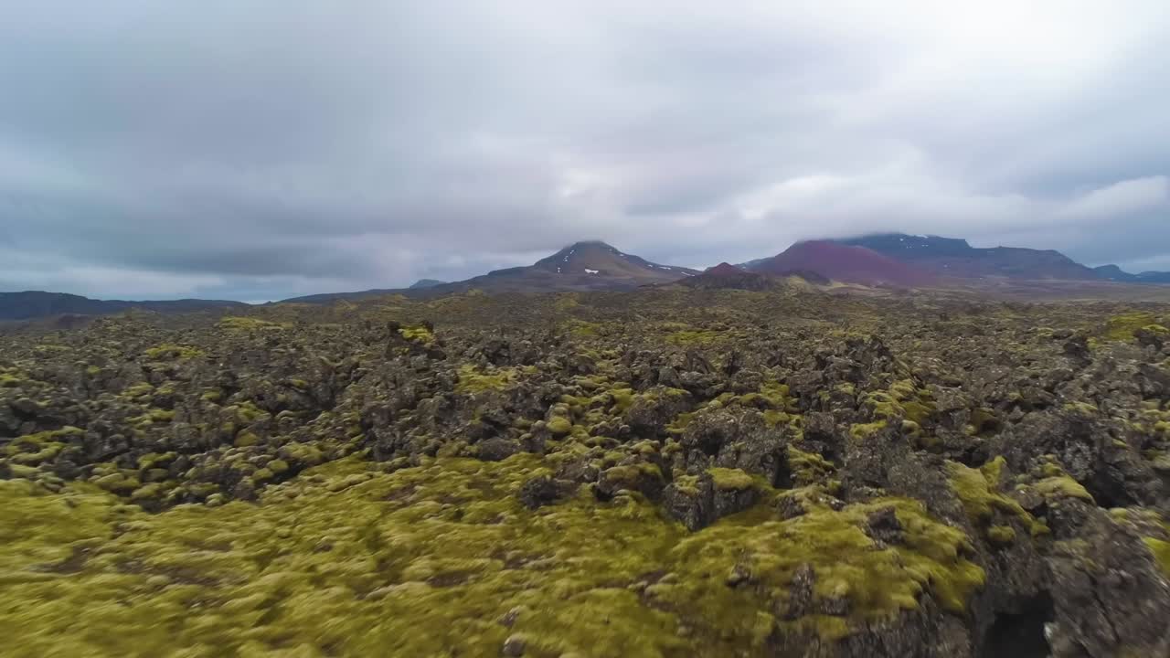tomada cinematográfica aérea de un avión no tripulado de 4k de un paisaje verde con un pico de montaña en islandia