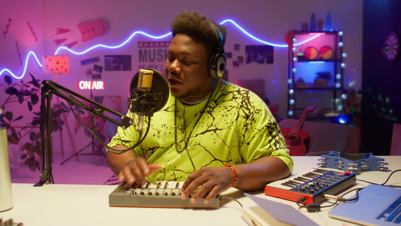 productor de música en el estudio de grabación