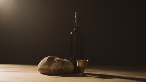 Religiöses-Konzept-Mit-Kelchbrot-Und-Wein-Auf-Holzaltar-Mit-Lichtbecken-3