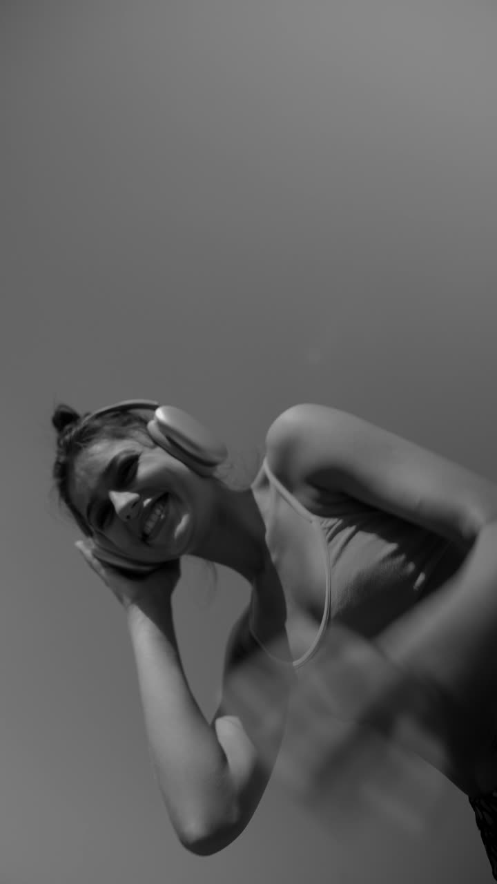 Женщина слушает музыку.