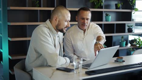 Two-motivated-businessmen-are-discussing-a-project-during-lunch.-Take-a-break-from-work.-Modern-world-providence