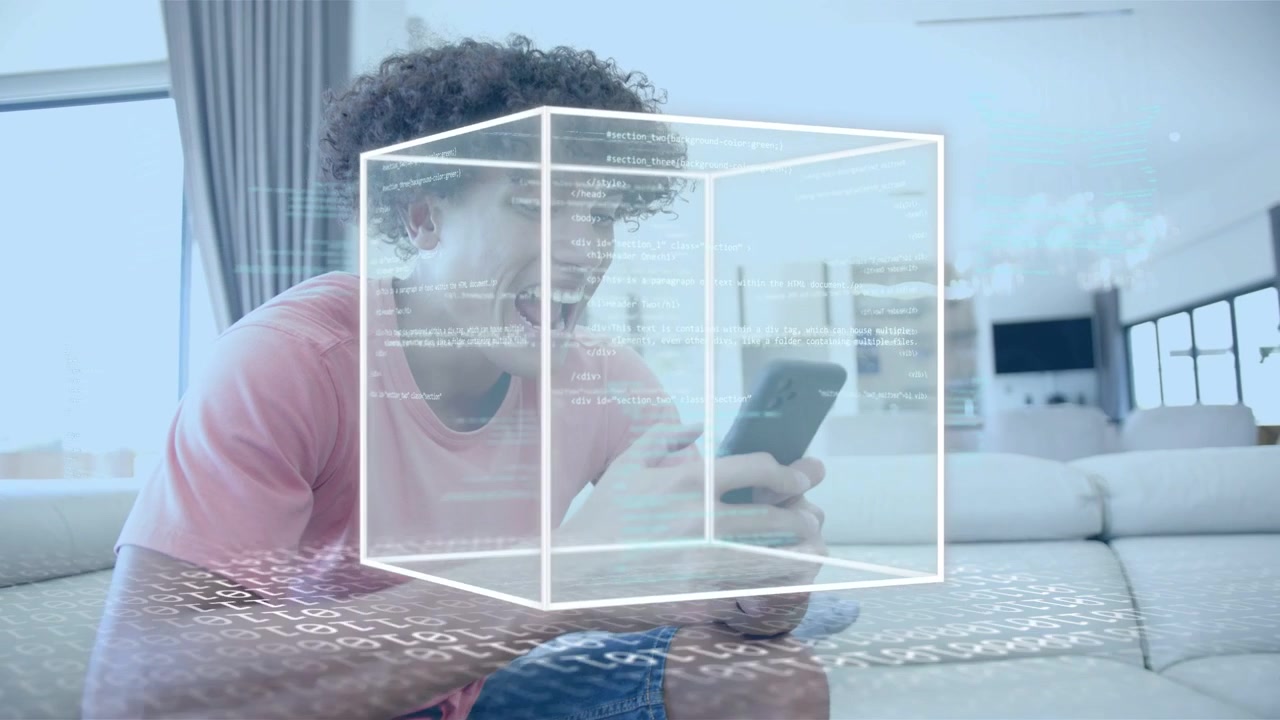 Homem no sofá digitando no telefone, visualizando dados, projetando cubo 3D sobre as mãos, mostrando código de tecnologia.