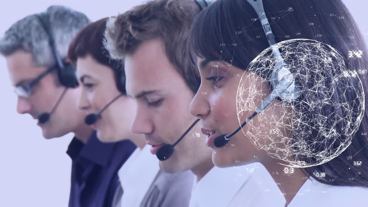 animación del globo con una red de conexiones a través de personas de negocios que usan auriculares telefónicos