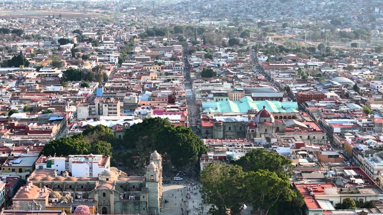 Ripresa aerea della città e del mercato di Oaxaca in Messico