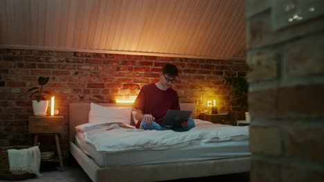 joven trabajando desde casa en una computadora portátil