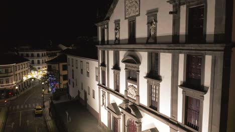 Iglesia-De-San-Juan-Evangelista-Del-Colegio-De-Funchal-En-El-Centro-De-La-Ciudad-Por-La-Noche,-Antena