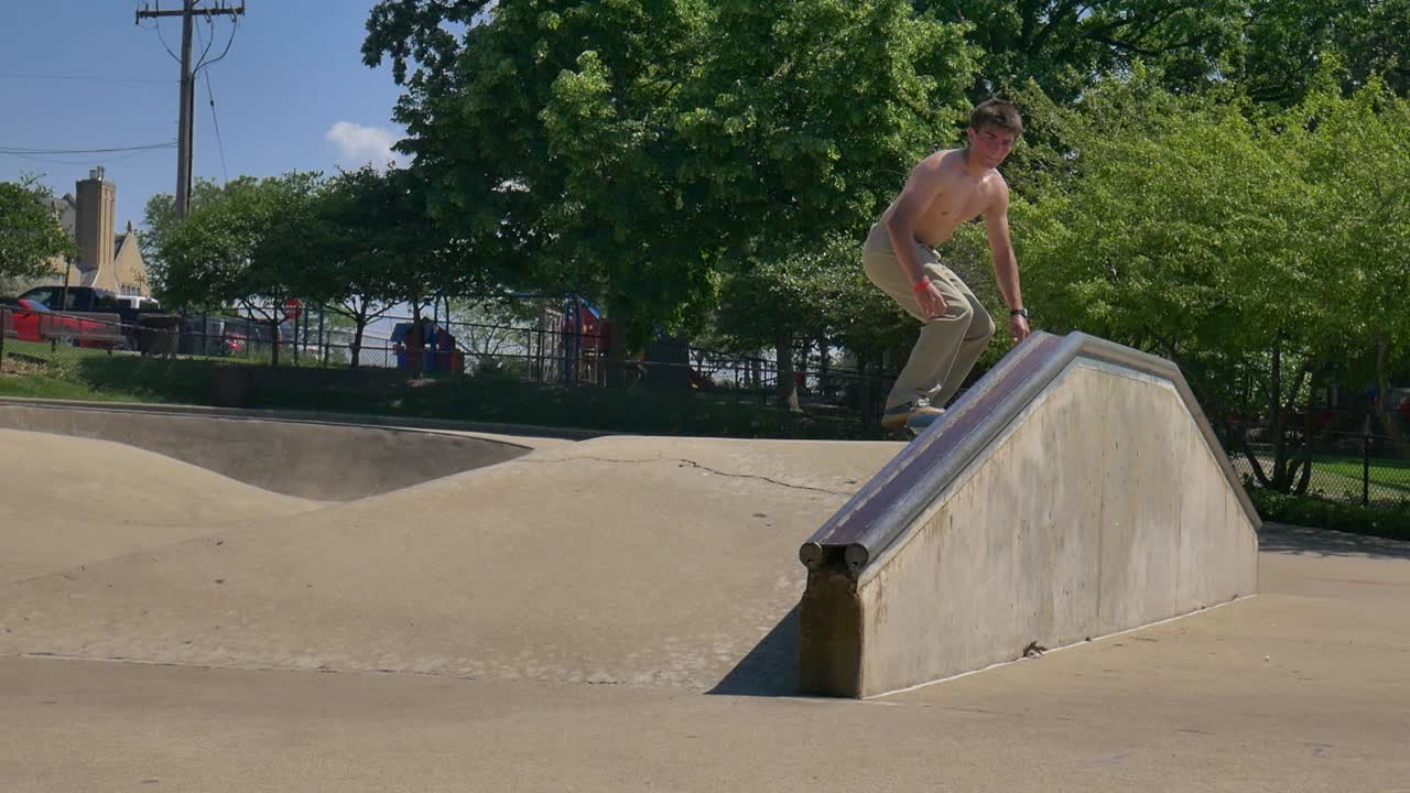 persona hace una sonrisa de patineta en un carril