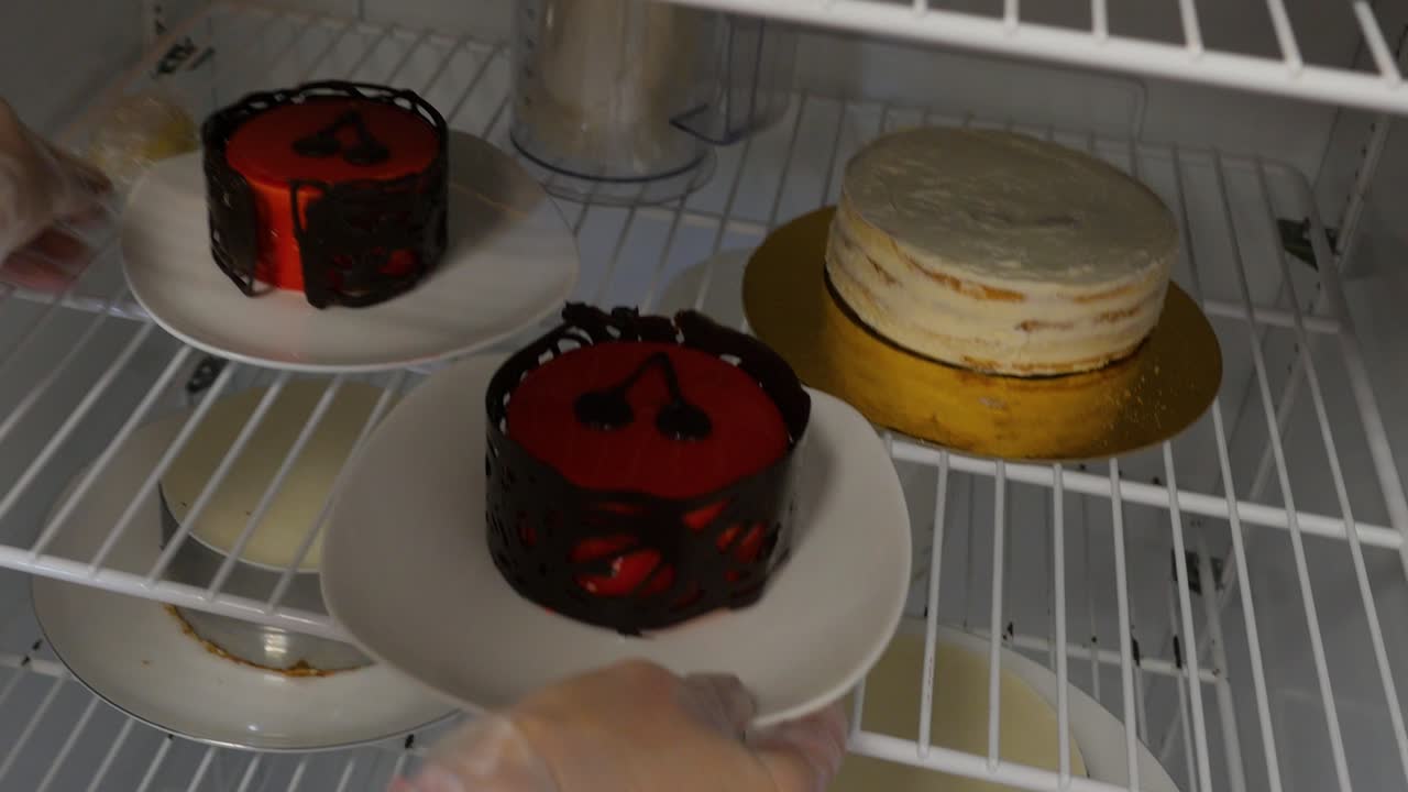 pasteles en el refrigerador