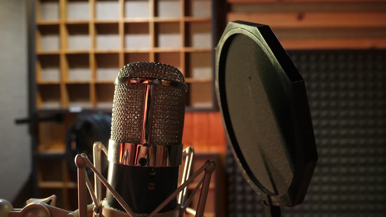 micrófono de estudio de sonido en estudio de producción de audio