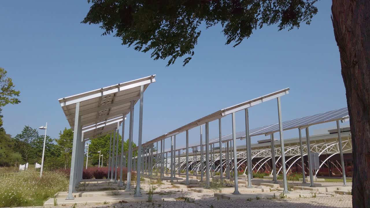 친환경 에너지로 공급되는 스포츠 센터의 뒷면