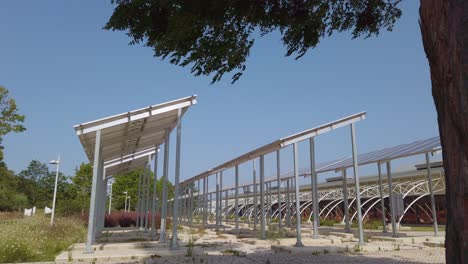 parte trasera de un centro deportivo que se suministra con energía verde