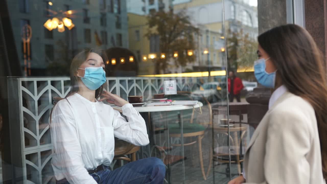 팬데 기간 동안 카페에서 안전하게 만나는 친구들