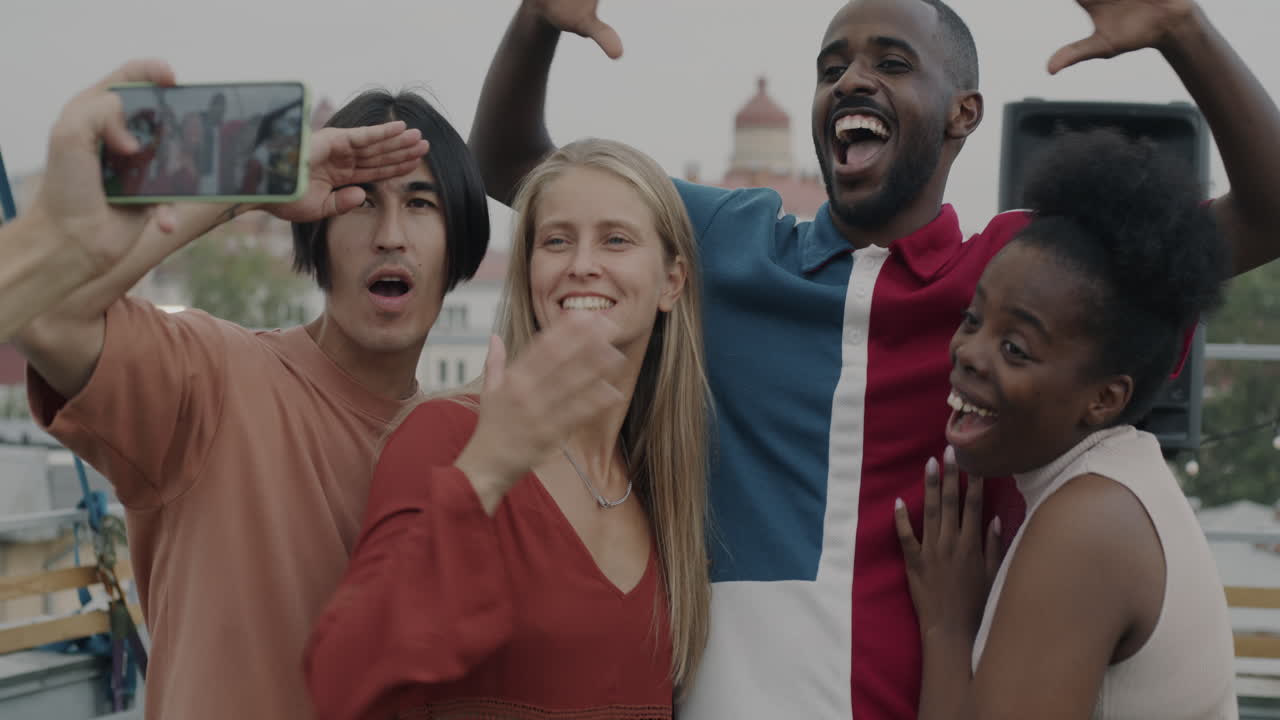 지붕에서 셀피를 찍는 친구들