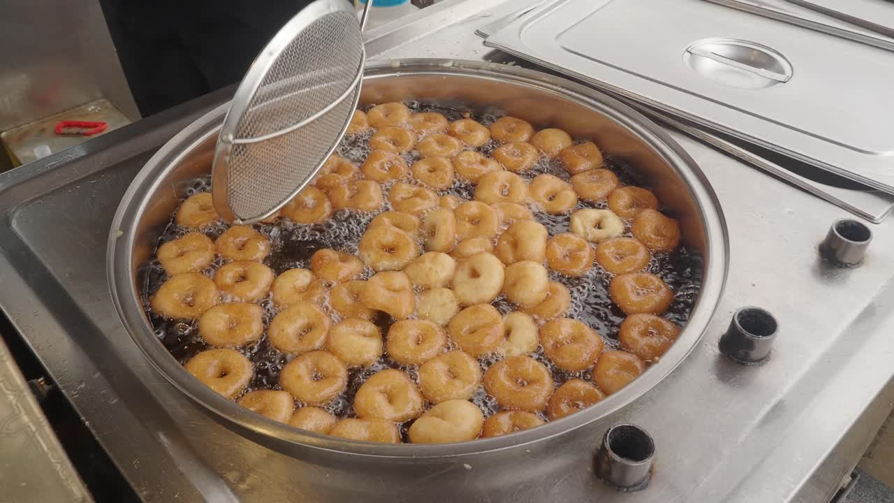 rosquillas de lokma turcas que se están fritando