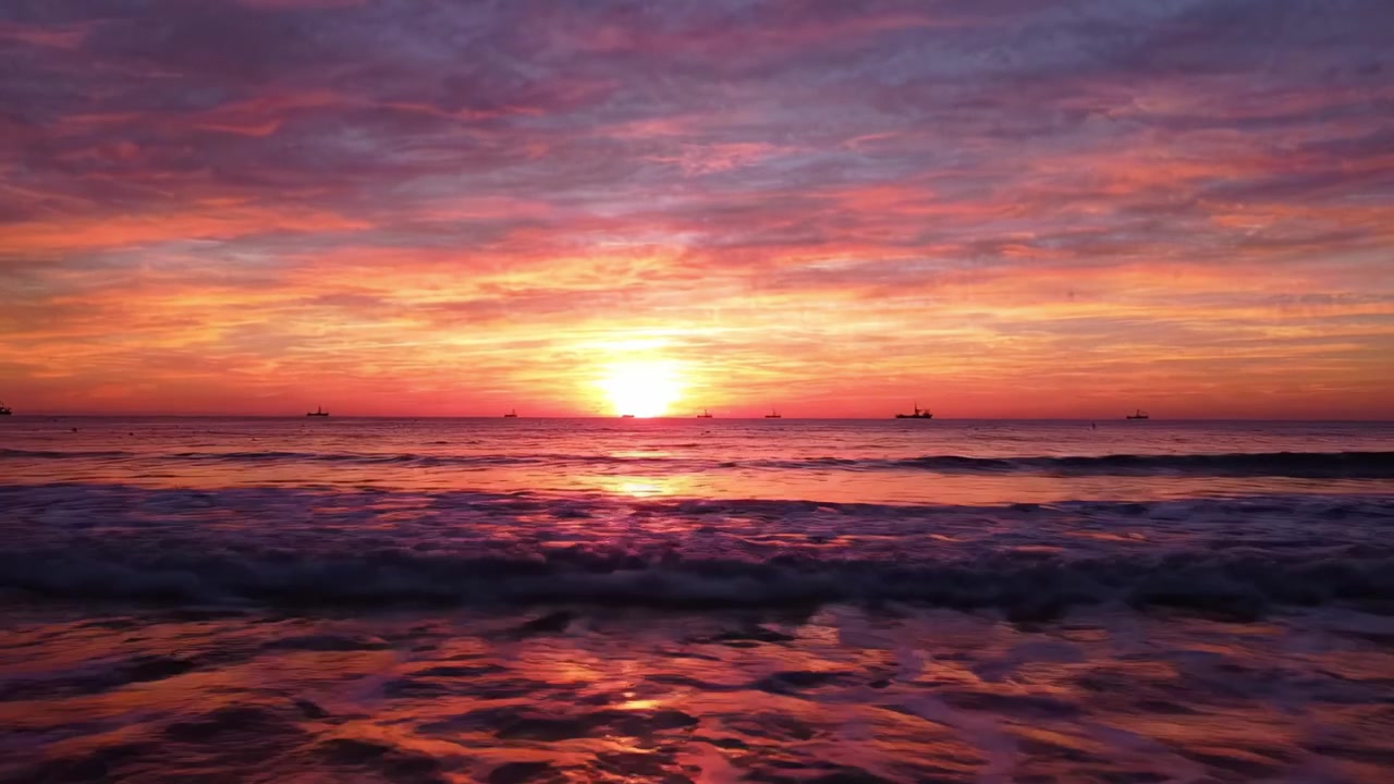 Breathtaking Sunset Over the Ocean: A Spectacular Display of Colors and Tranquility as the Sun Dips Below the Horizon, Illuminating the Sky with Vibrant Hues
