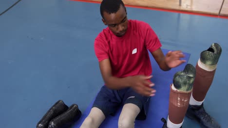 Mann-Trainiert-Mit-Beinprothesen