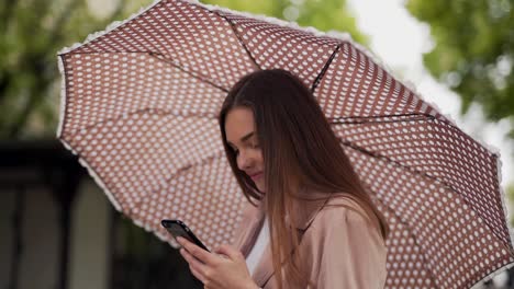 Schönes-Positives-Mädchen-Korrespondierte-Am-Telefon