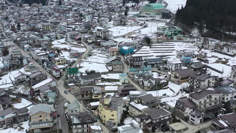 antena del pueblo de nozawa onsen rodeado de montañas en nagano japón durante el invierno