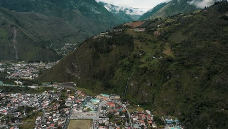 paisaje de baños de agua santa en la provincia de tungurahua, ecuador - panorámica aérea