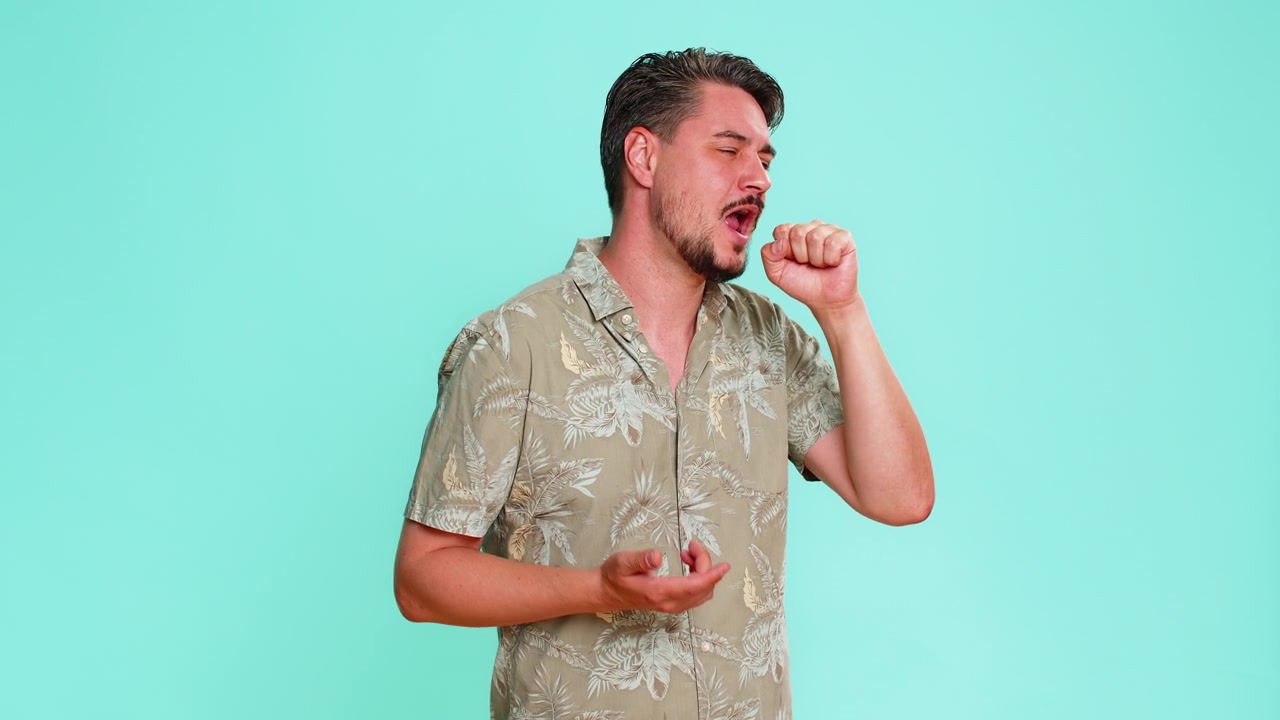 Homem cantando apaixonadamente em um microfone imaginário, expressando alegria e entusiasmo por uma apresentação musical