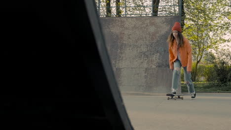 joven patinadora patinando al atardecer en un parque de patinaje