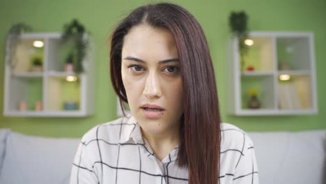 Woman-looking-at-camera-with-open-mouth-in-amazement.