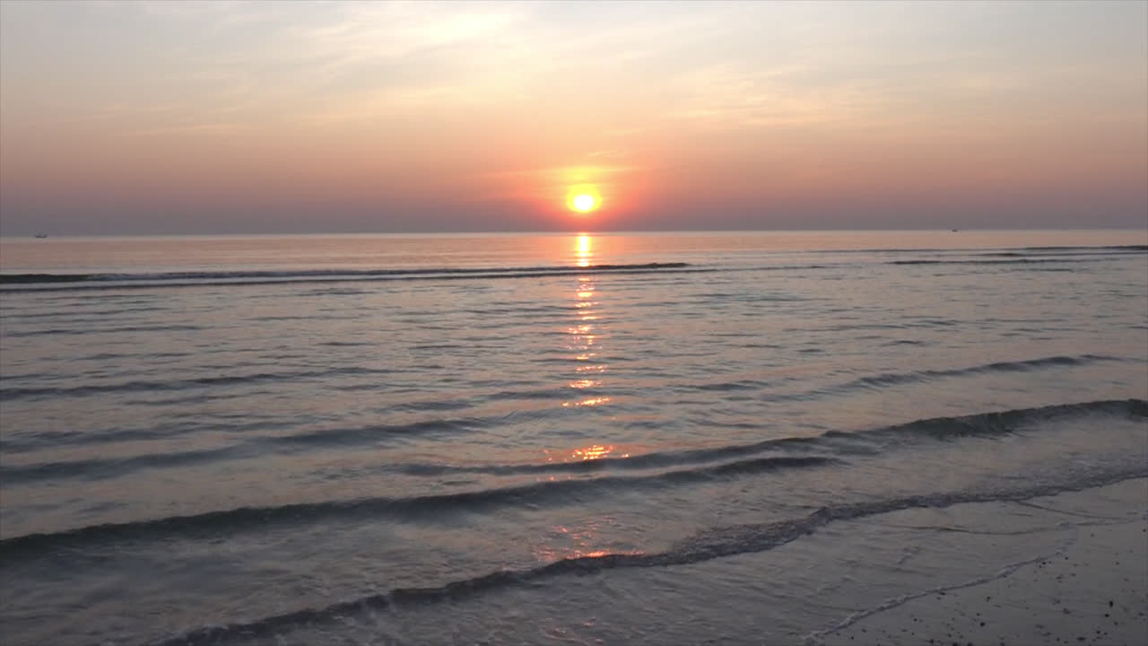 황혼의 하늘과 바다 해변과 아름다운 일출 또는 일몰