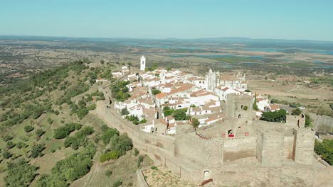 Äußeres-Des-Schlosses-Monsaraz-Und-Blick-Auf-Das-Weiße-Dorf,-Europa