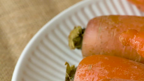 Close-up-slide-across-a-bunch-of-freshly-picked,-crunchy,-ripe-carrots