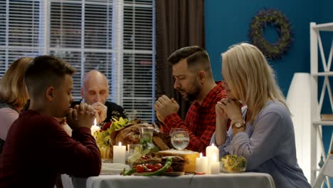 familia ofreciendo oraciones antes de la comida de agradecimiento