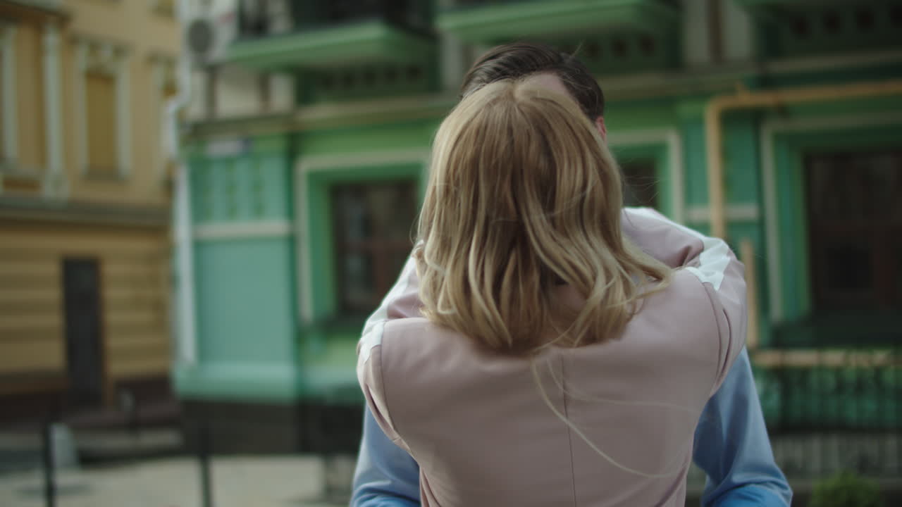 로맨틱한 데이트를 하는 행복한 커플