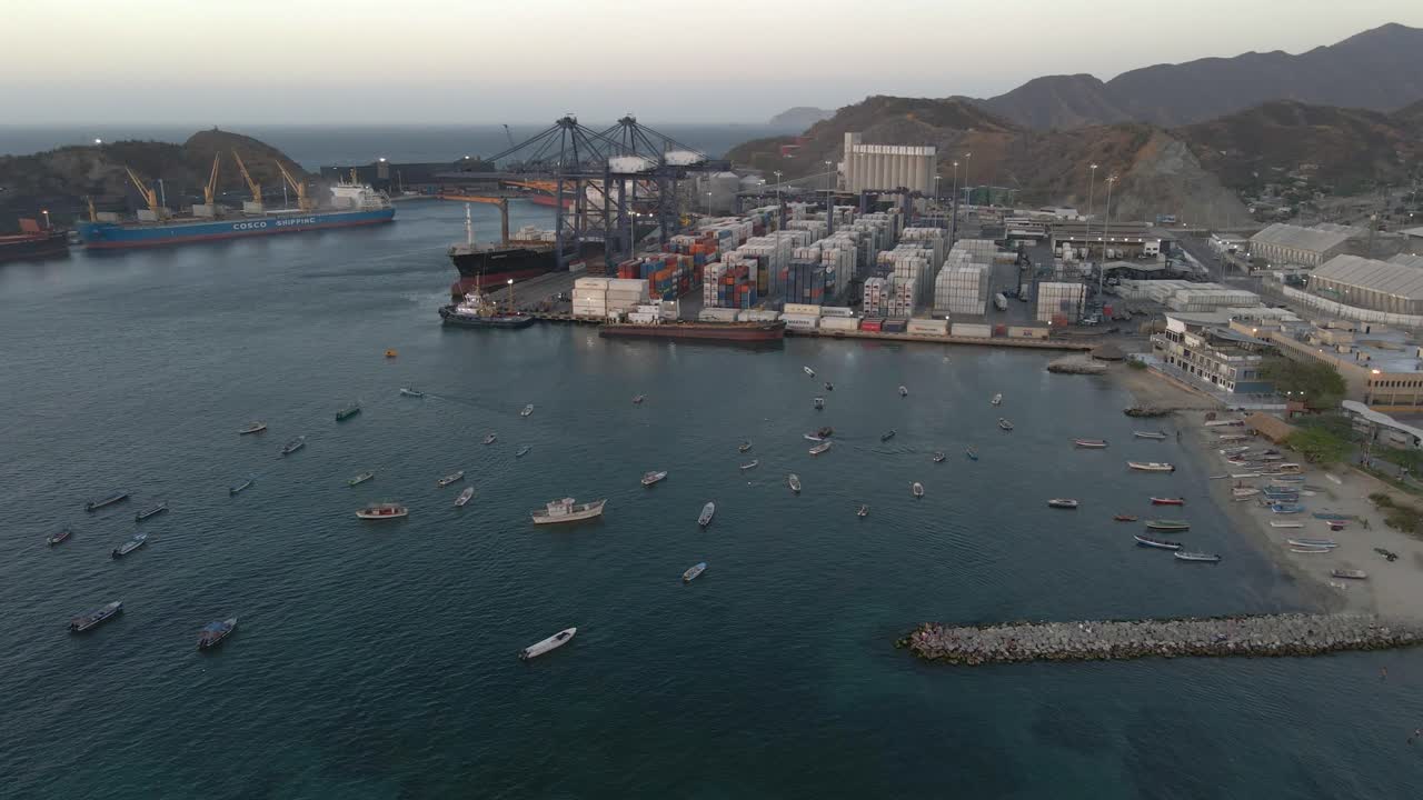 콜롬비아 산타마르타 항구 (port of santa marta) - 대형 선박, 항공기, 드론을 수송하는 항구.