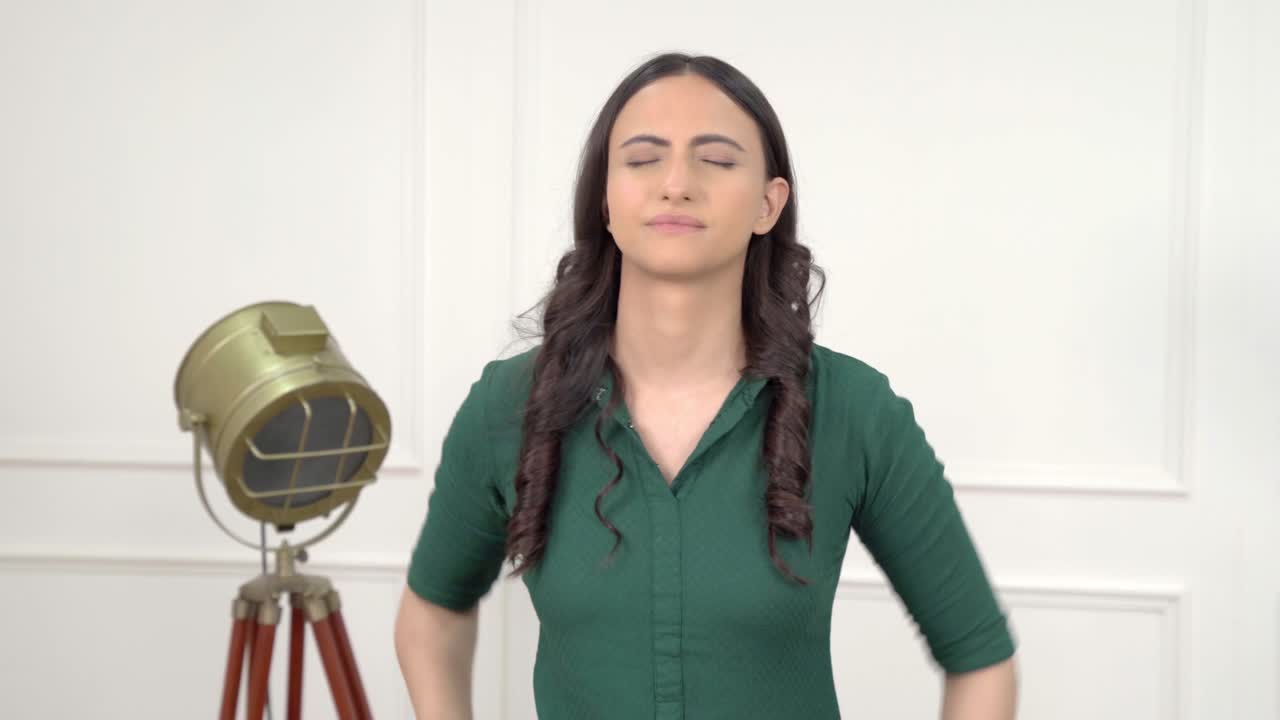 mujer india decepcionada se acaricia la cabeza