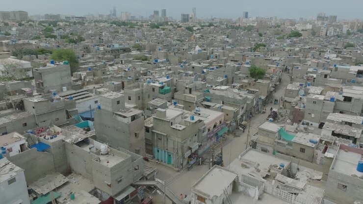 Veduta aerea dall'alto di edifici residenziali nell'area di Lines a Karachi