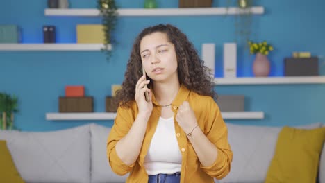una joven enojada hablando por teléfono.
