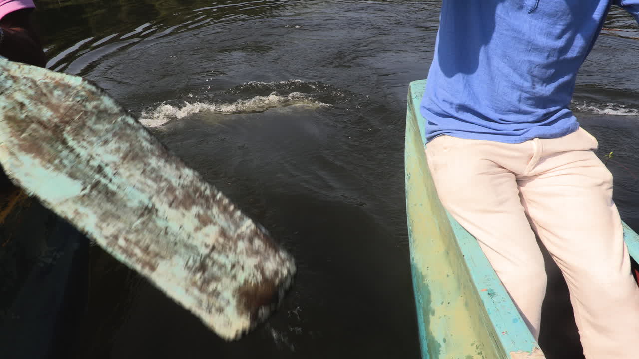 hombres remando en kayak por el río en sri lanka