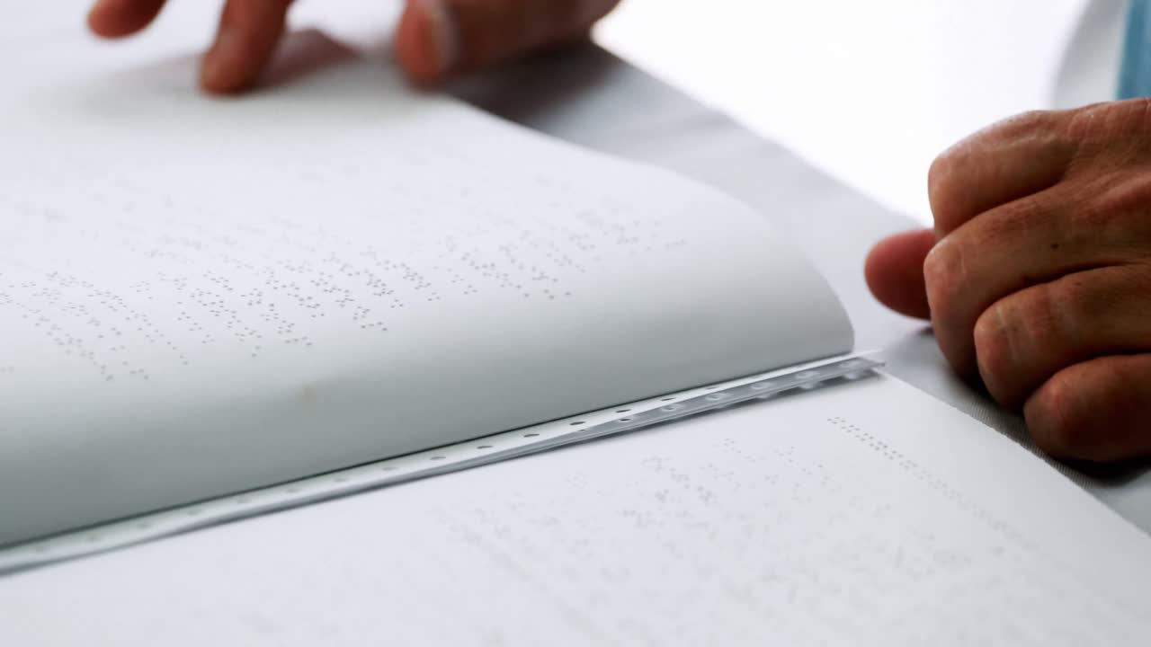 hombre mayor leyendo el periódico en el dormitorio