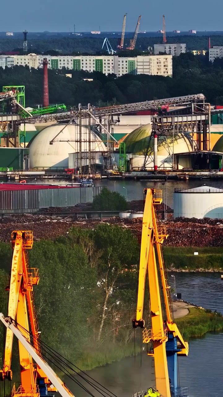 Infrastruttura di Spedizione, Macchinari per Gru, Sito di Raffineria di Petrolio, Serbatoi di Stoccaggio su Scala Industriale, Corsi d'Acqua Urbani, Lettonia, Vista Aerea Verticale